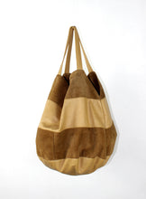 Cargar imagen en el visor de la galería, Large Suede Tote
