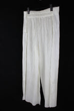 Cargar imagen en el visor de la galería, Pleats Cropped Pants
