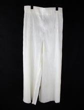 Cargar imagen en el visor de la galería, Pleats Cropped Pants
