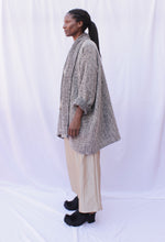 Cargar imagen en el visor de la galería, Oversized Kimono Style Cape
