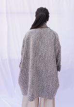 Cargar imagen en el visor de la galería, Oversized Kimono Style Cape
