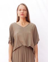Cargar imagen en el visor de la galería, Green Olive Tee
