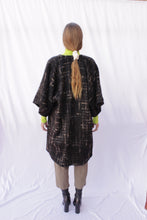 Cargar imagen en el visor de la galería, kimono lana negro y beige
