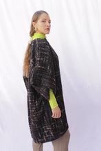 Cargar imagen en el visor de la galería, kimono lana negro y beige
