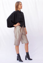 Cargar imagen en el visor de la galería, camisa negra crop
