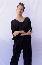 Cargar imagen en el visor de la galería, Black Silk Top
