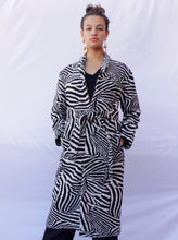 Cargar imagen en el visor de la galería, Zebra Coat With Belt
