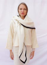 Cargar imagen en el visor de la galería, Wool Shawl
