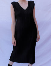 Cargar imagen en el visor de la galería, Black Pleated Dress

