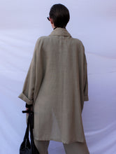 Cargar imagen en el visor de la galería, Raw Linen Cape
